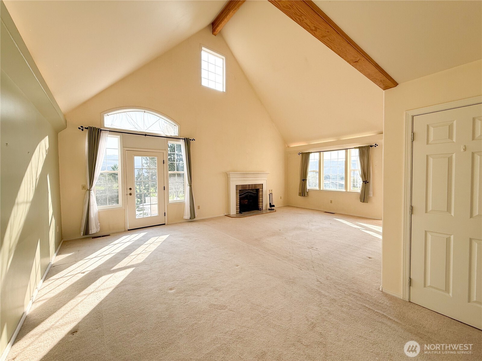334 Omak River Road Omak, WA 98841 - Photo 12 of 31 an empty room with windows and mirror
