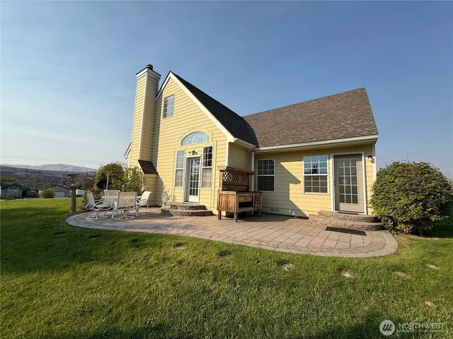 a view of a house with backyard