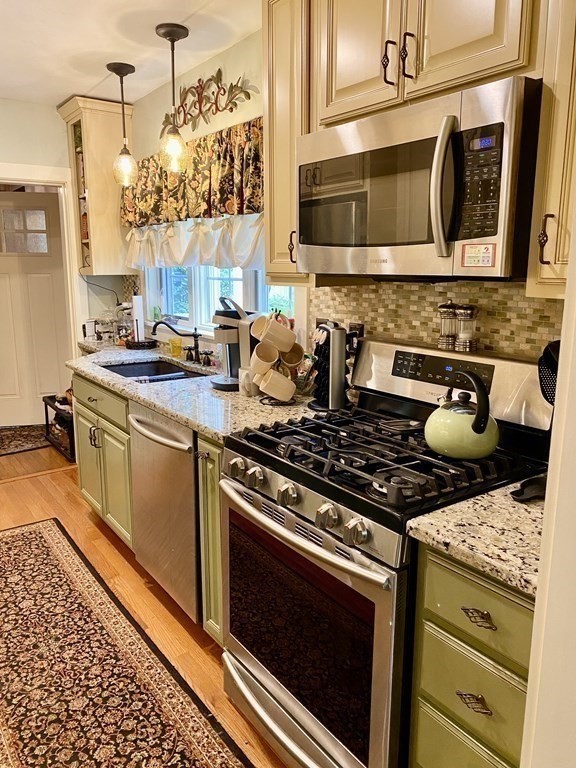 7 McGregory Road Sturbridge, MA 01566 - Photo 12 of 40 a kitchen with a stove and a microwave