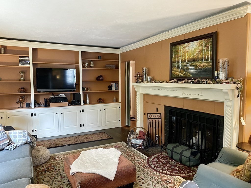 7 McGregory Road Sturbridge, MA 01566 - Photo 14 of 40 a living room with furniture and a fireplace