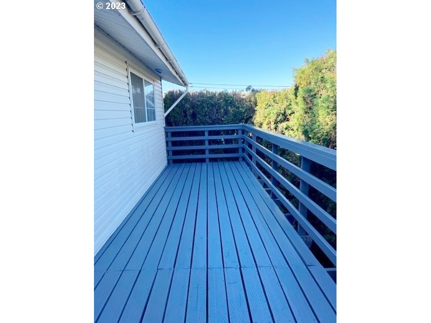 3331 Southwest Kirk Avenue Pendleton, OR 97801 - Photo 20 of 25 a view of balcony with wooden floor