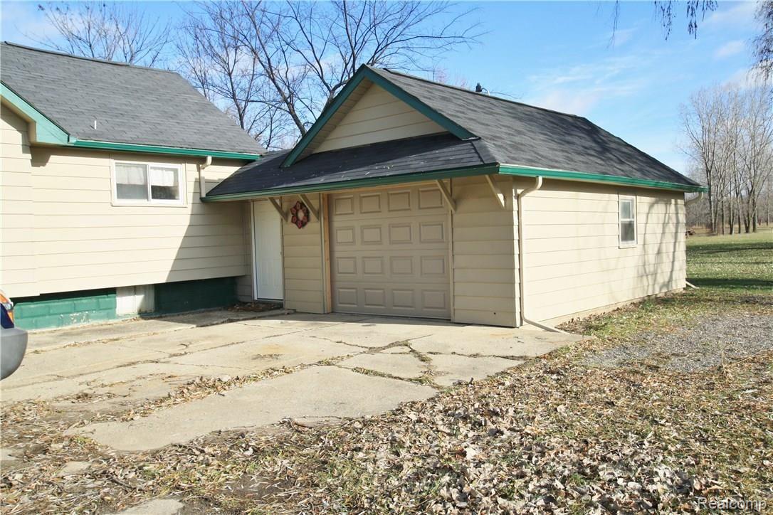 3077 Belsay Road Burton, MI 48519 - Photo 3 of 31 IMG_7382.JPG