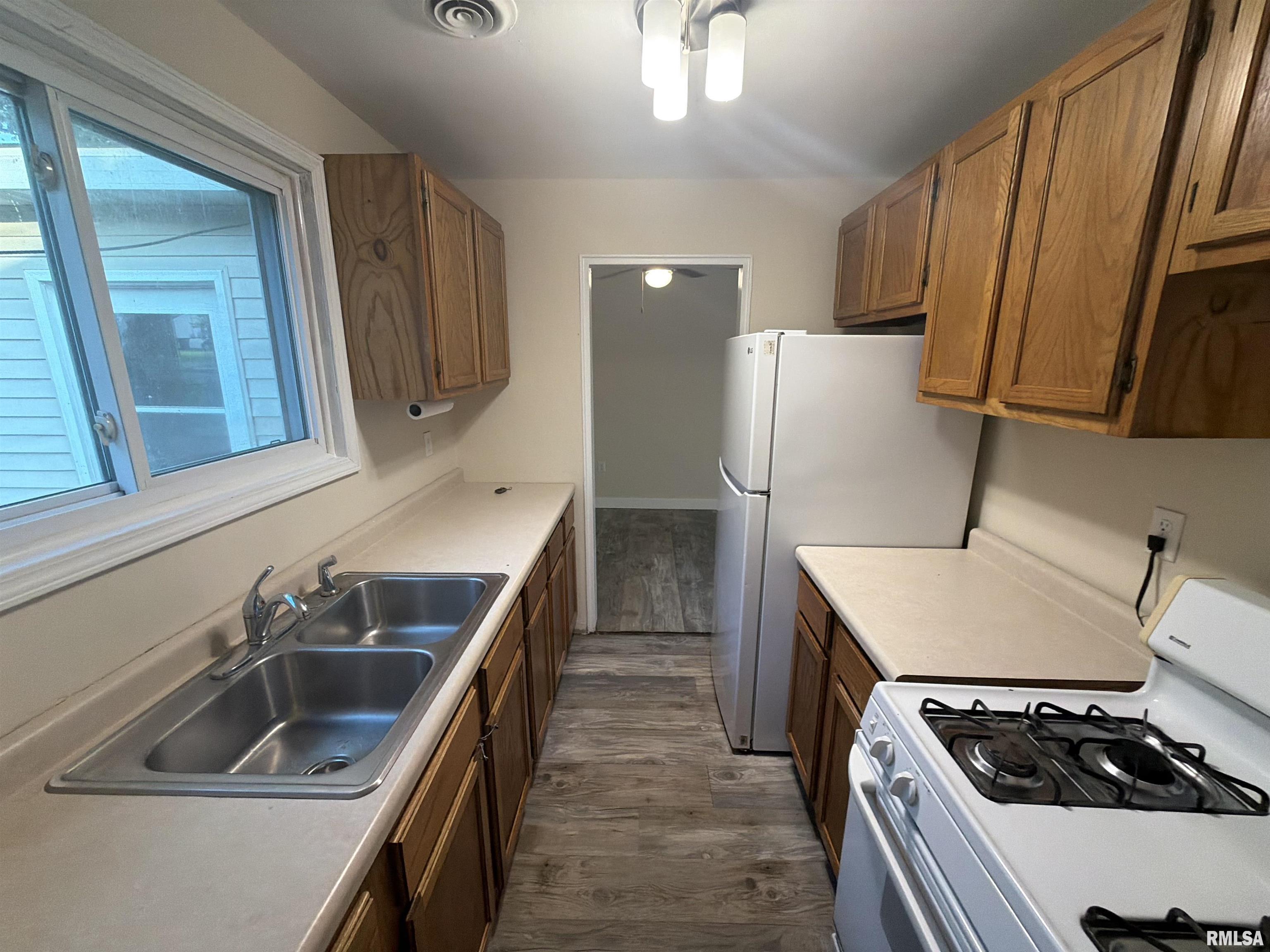 405 Grant Road Marquette Heights, IL 61554 - Photo 13 of 46