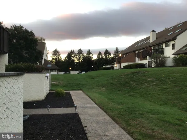 a view of a house with backyard