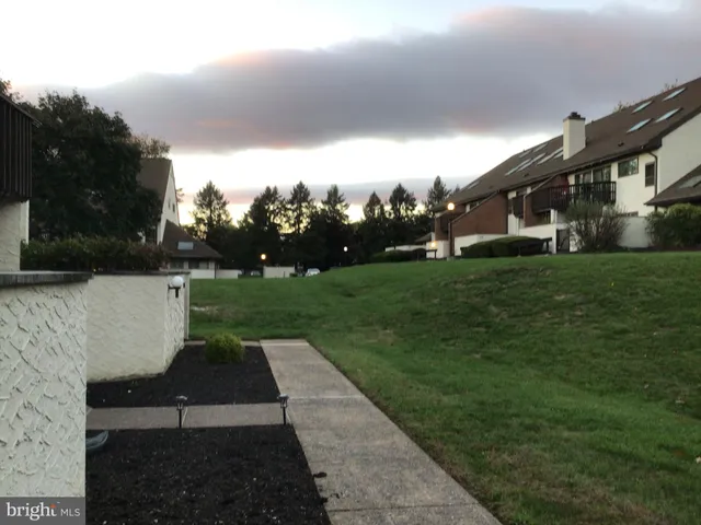 a view of a house with backyard