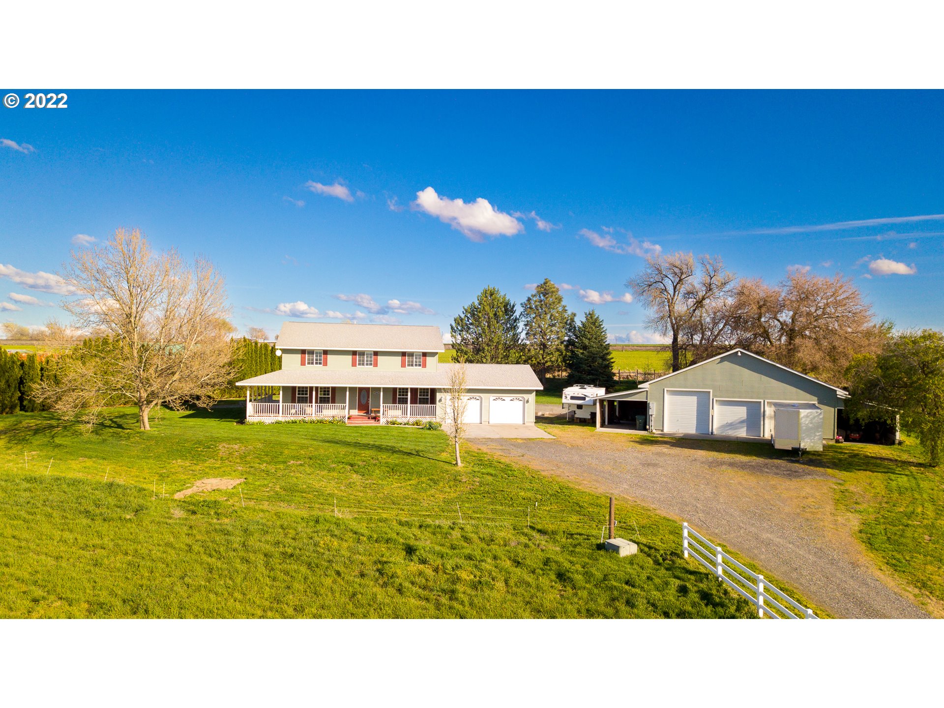 32902 Baxter Road Hermiston, OR 97838 - Photo 1 of 30 a balcony with a view of an ocean