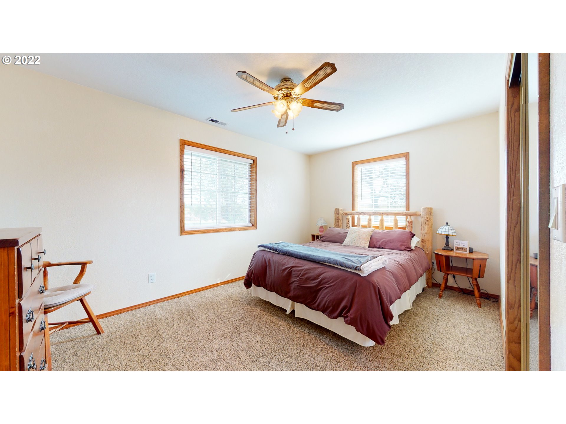 32902 Baxter Road Hermiston, OR 97838 - Photo 19 of 30 a living room with a bed furniture and a window
