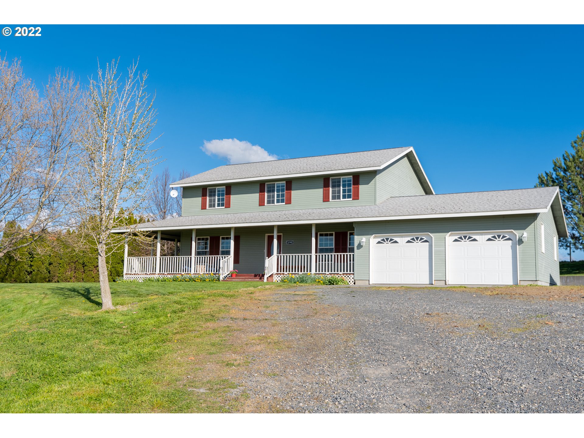32902 Baxter Road Hermiston, OR 97838 - Photo 2 of 30 a front view of a house with a garden