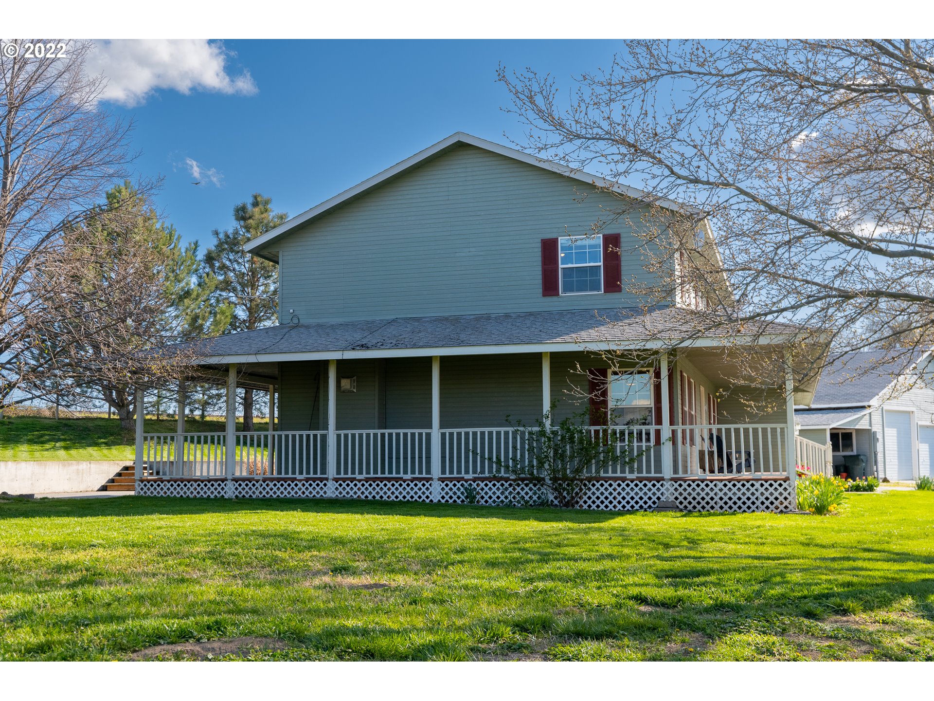 32902 Baxter Road Hermiston, OR 97838 - Photo 24 of 30 a front view of a house with a garden