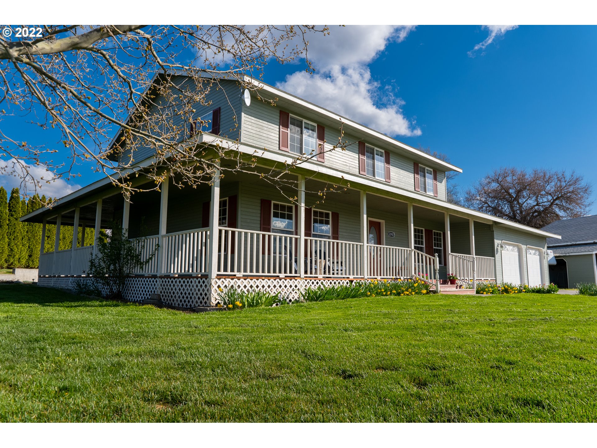 32902 Baxter Road Hermiston, OR 97838 - Photo 25 of 30 a front view of a house with a garden