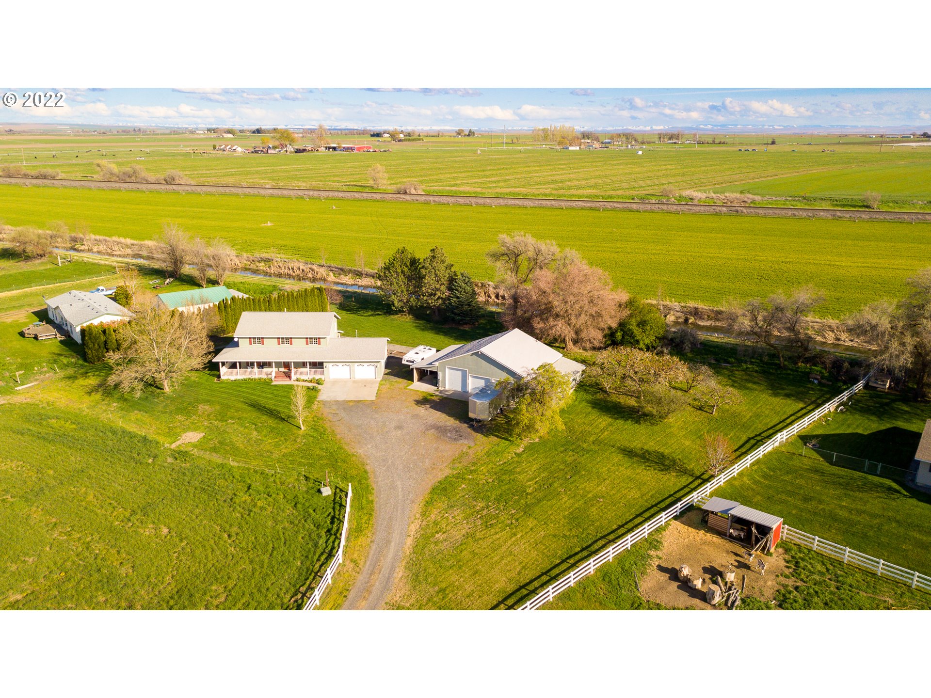 32902 Baxter Road Hermiston, OR 97838 - Photo 26 of 30 a swimming pool with an ocean view
