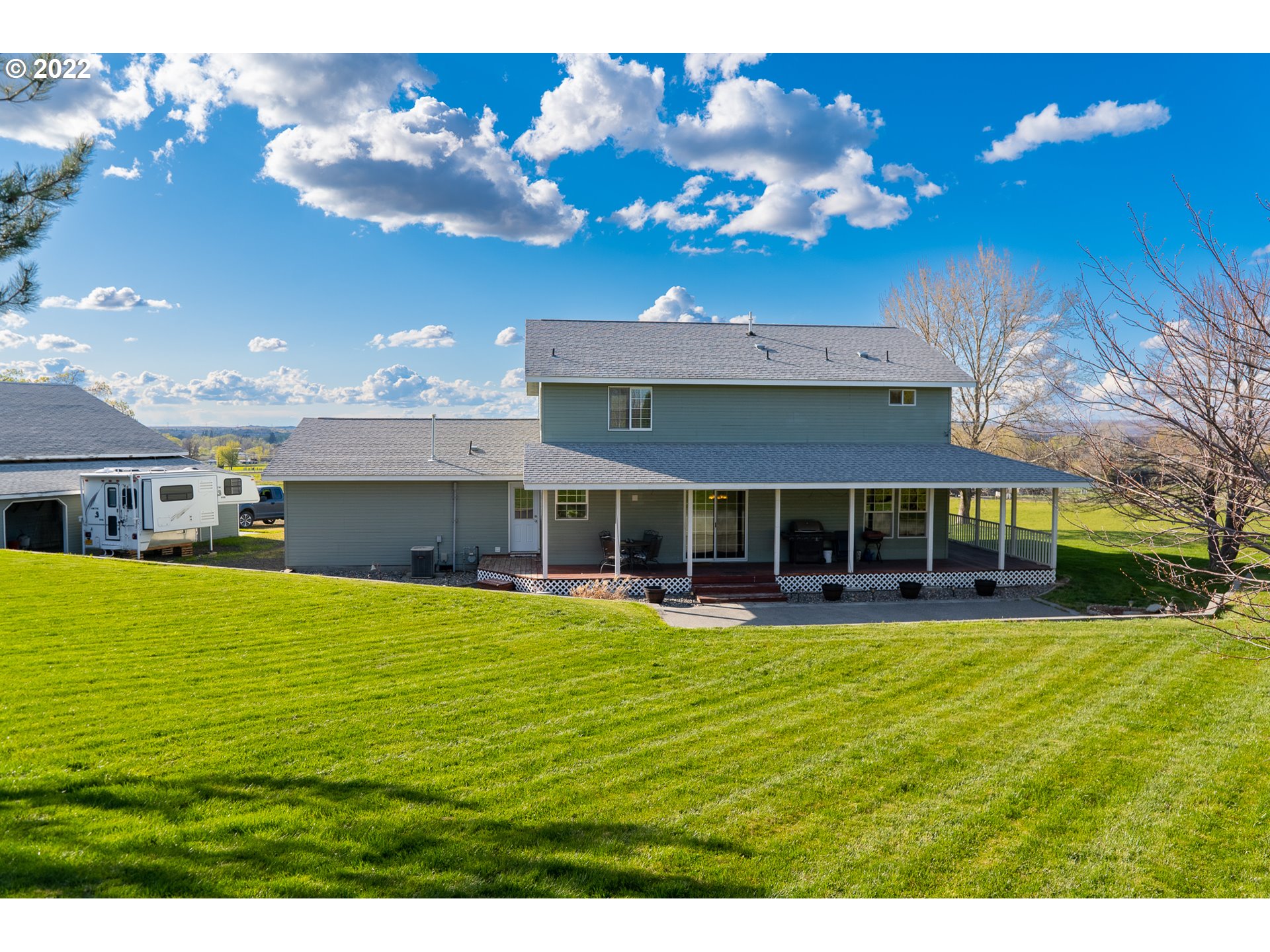 32902 Baxter Road Hermiston, OR 97838 - Photo 28 of 30 a view of a house with a big yard
