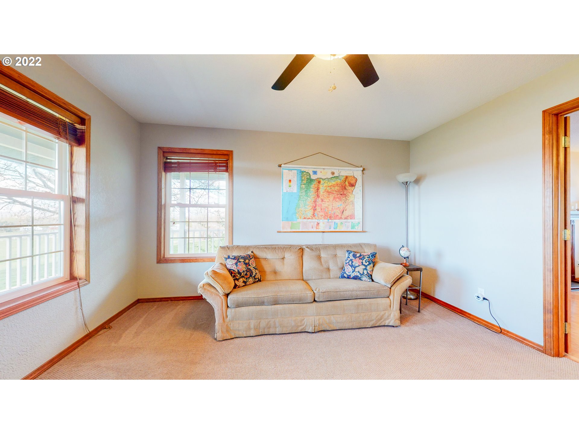 32902 Baxter Road Hermiston, OR 97838 - Photo 5 of 30 a living room with furniture and a window
