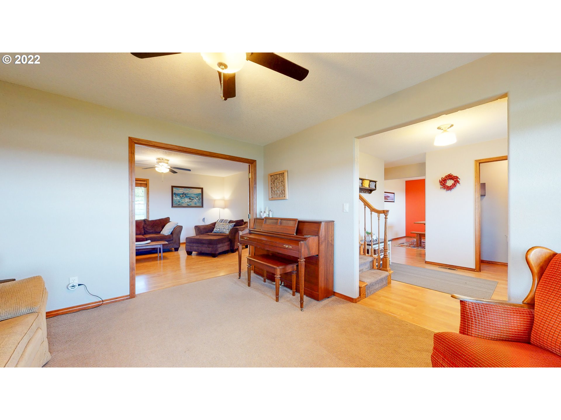 32902 Baxter Road Hermiston, OR 97838 - Photo 6 of 30 a living room with furniture and a dining table