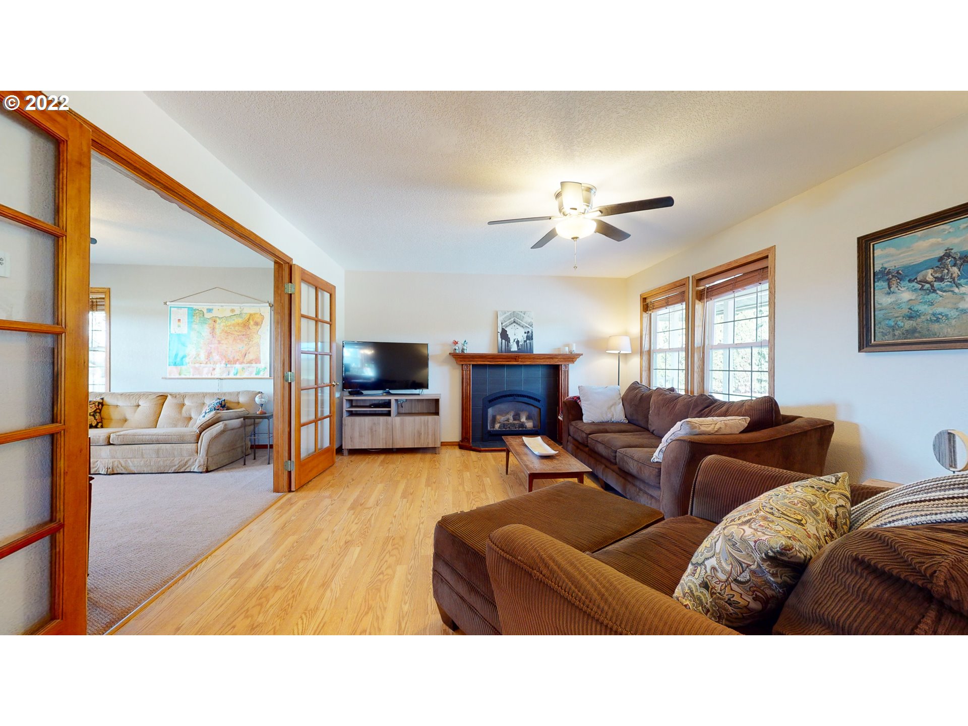 32902 Baxter Road Hermiston, OR 97838 - Photo 7 of 30 a living room with furniture and a large window