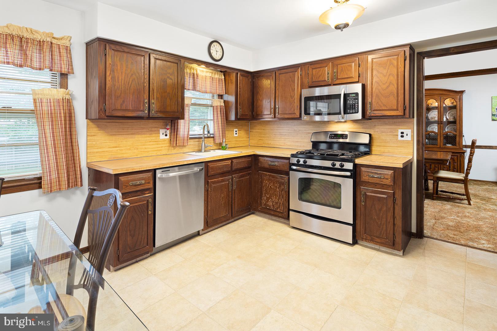 19 Baggaley Road Hamilton, NJ 08690 - Photo 3 of 24