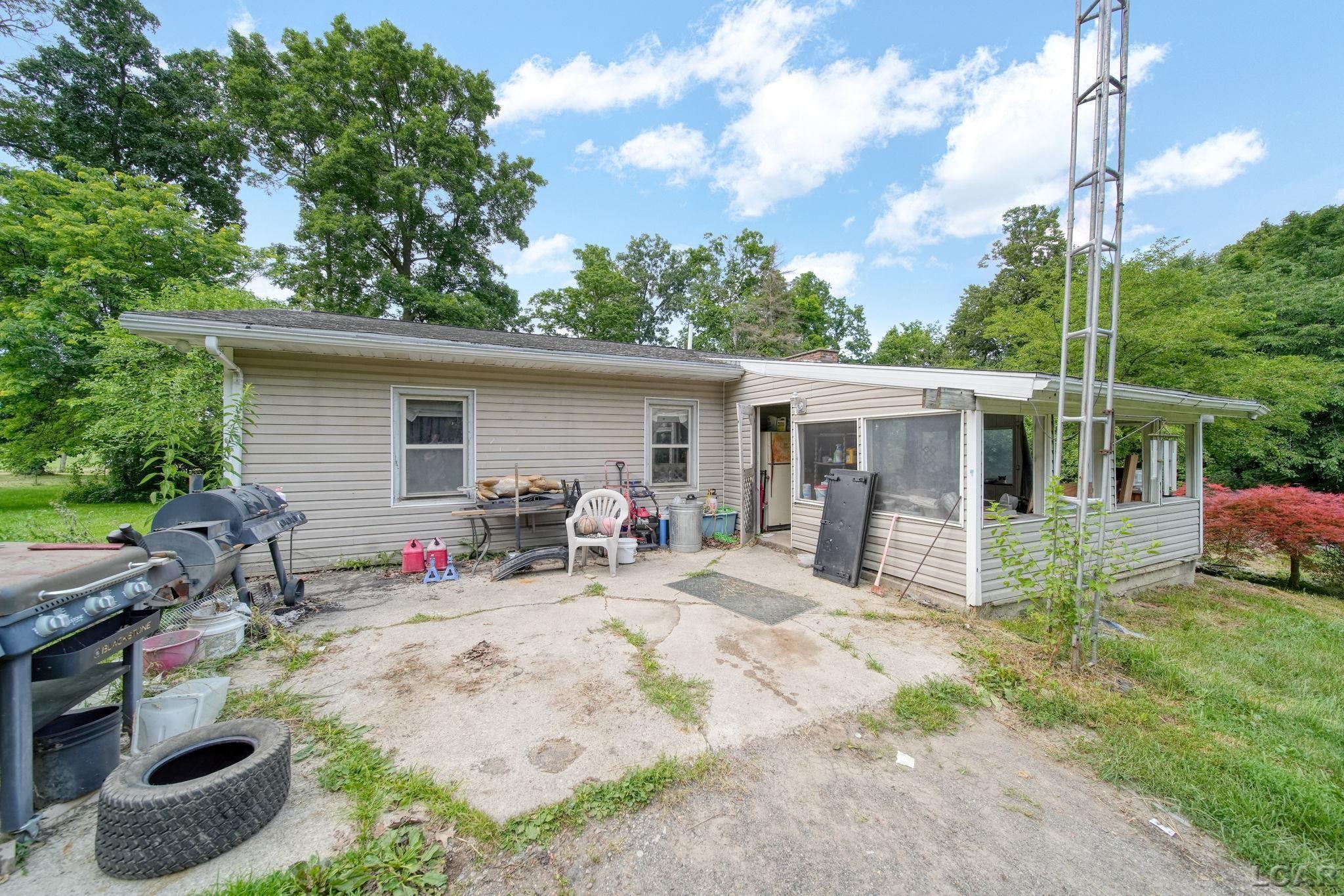 3205 Emery Road Adrian, MI 49221 - Photo 22 of 37 50180715-f534ec32-0f85-4e58-a826-9e58d4476c36.JPG