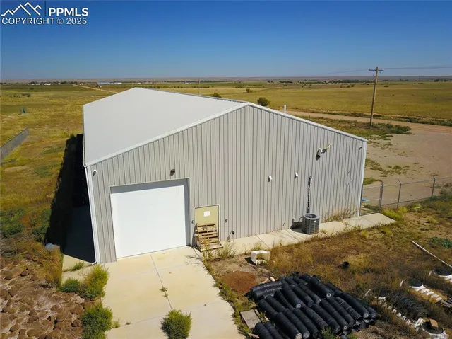a view of a backyard of an ocean