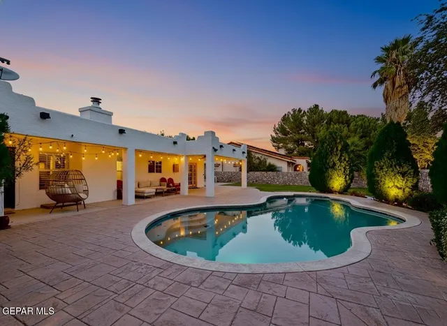 a view of a swimming pool with seating space
