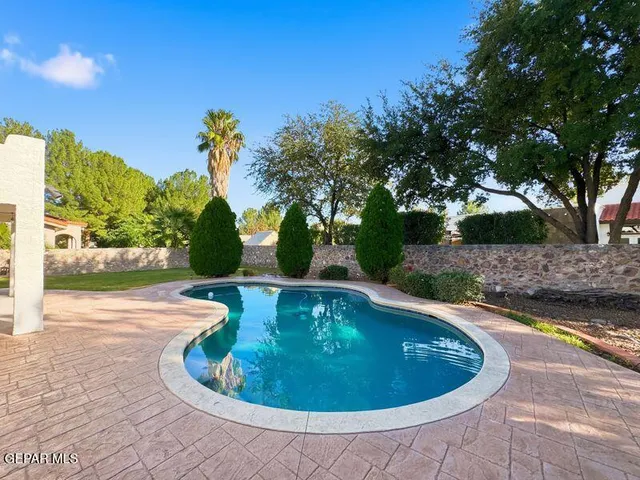 a view of a house with backyard and porch