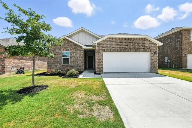 a view of a house with backyard and garden