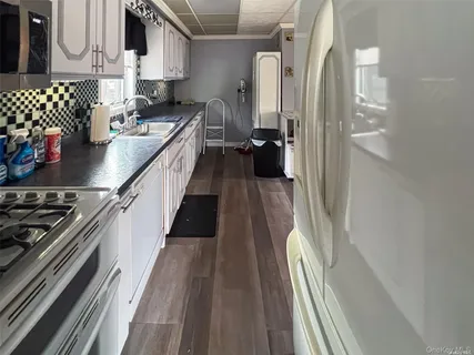 $615,000 | 9 Reinhart Court, Melville, NY 11747