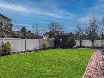 $615,000 | 9 Reinhart Court, Melville, NY 11747