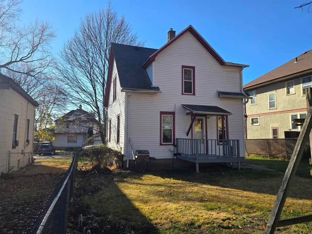 a view of a house with backyard