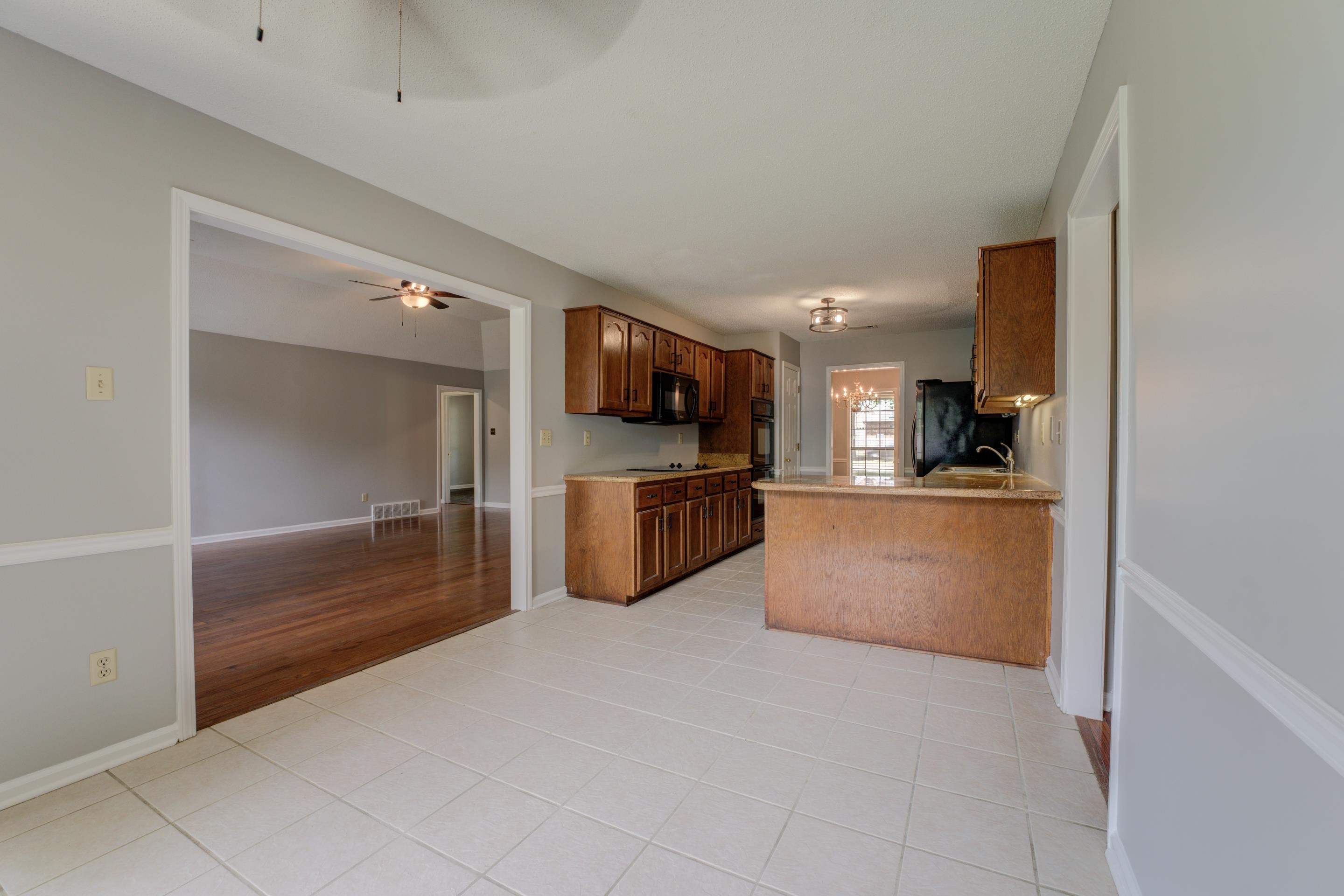 6387 St Elmo Road Bartlett, TN 38135 - Photo 10 of 30 The eat-in kitchen comes complete with a full complement of appliances.