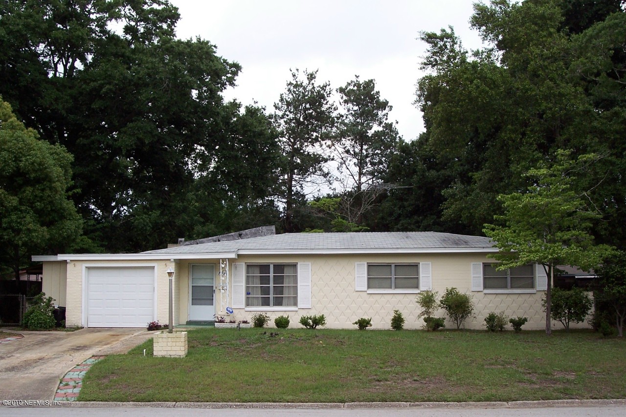 7439 Stonehurst Road South Jacksonville, FL 32277 - Photo 1 of 1 front view of a house and a yard