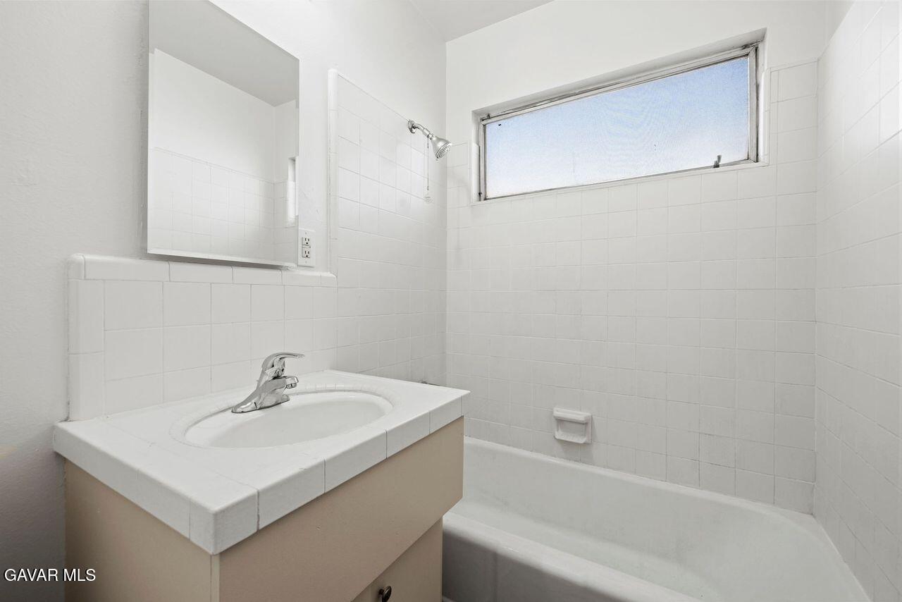 43708 Fern Avenue Lancaster, CA 93534 - Photo 15 of 26 joe hall bath