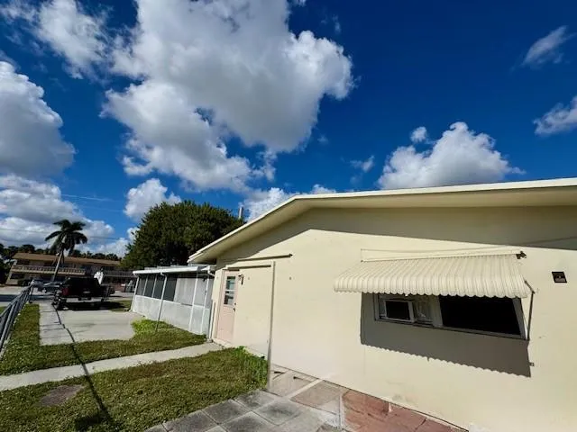 a view of a backyard