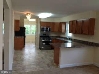 326 Cresswell Road Baltimore, MD 21225 - Photo 2 of 19 Breakfast bar