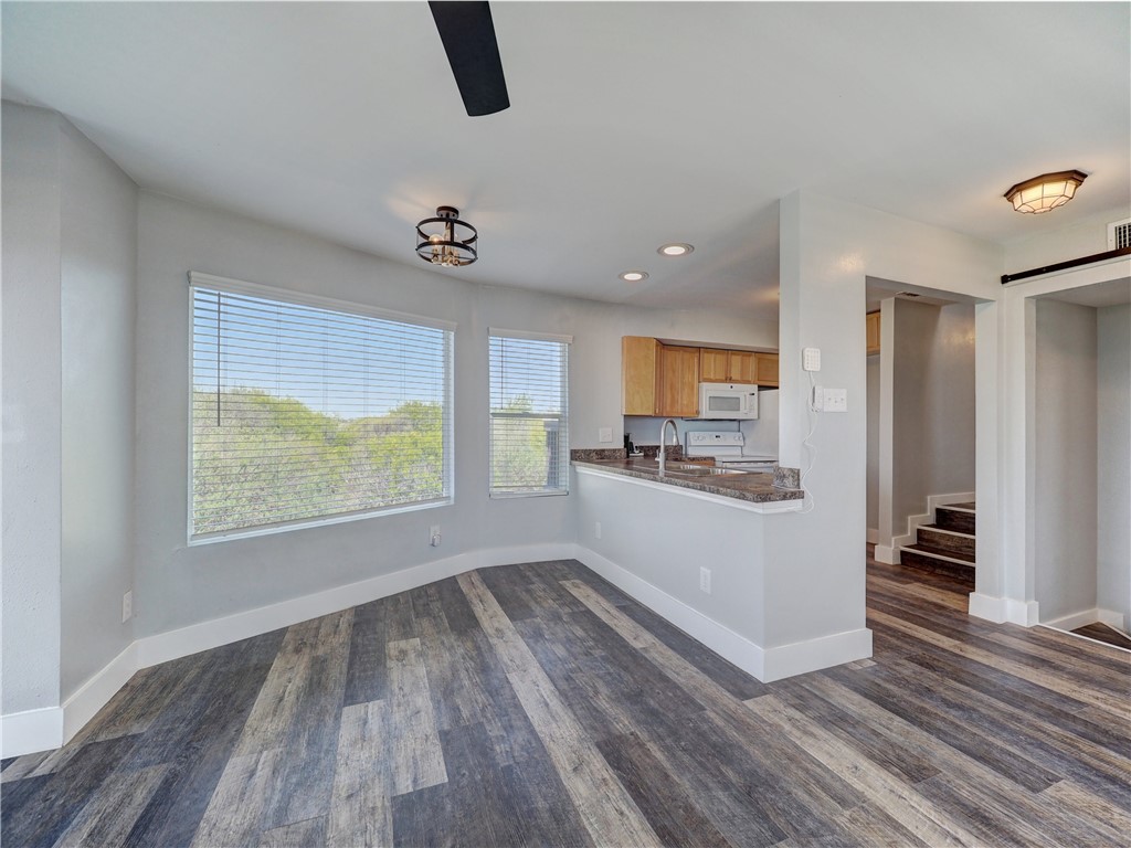 210 Causeway Drive Portland, TX 78374 - Photo 14 of 33 Dining Area