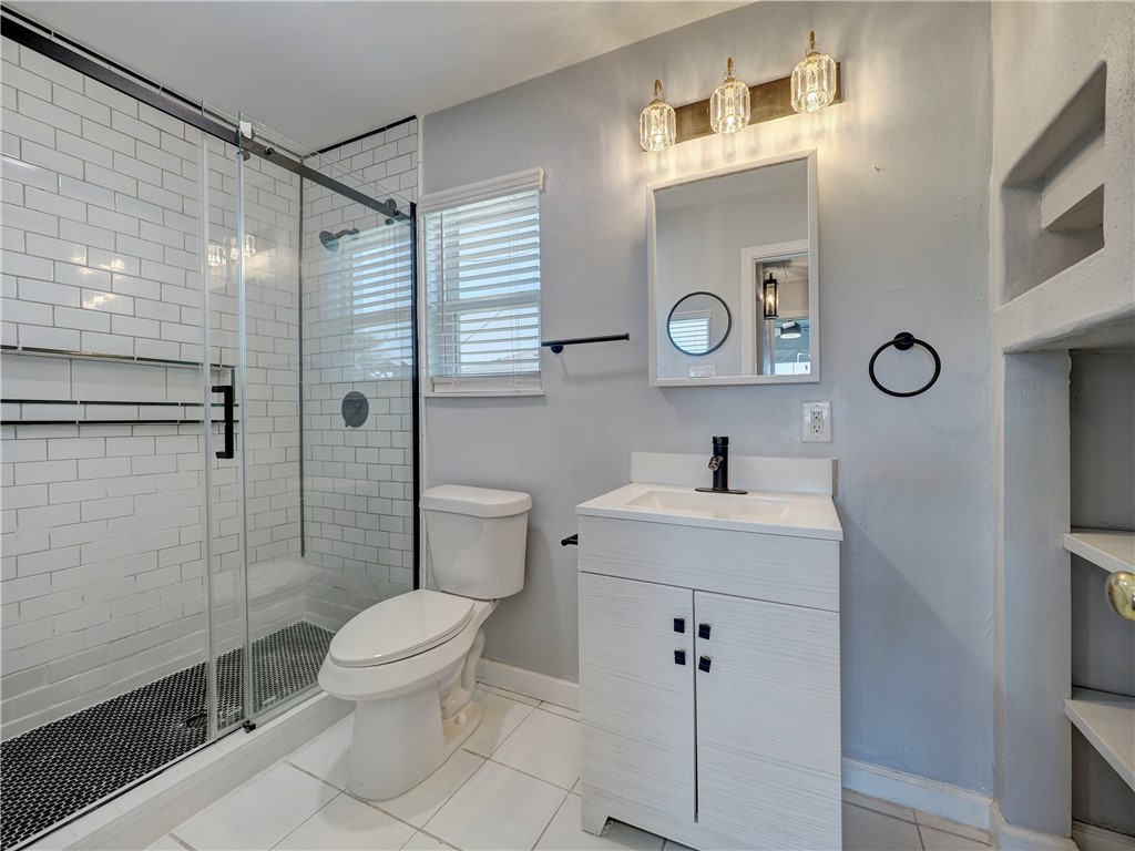 210 Causeway Drive Portland, TX 78374 - Photo 20 of 33 Second level bath