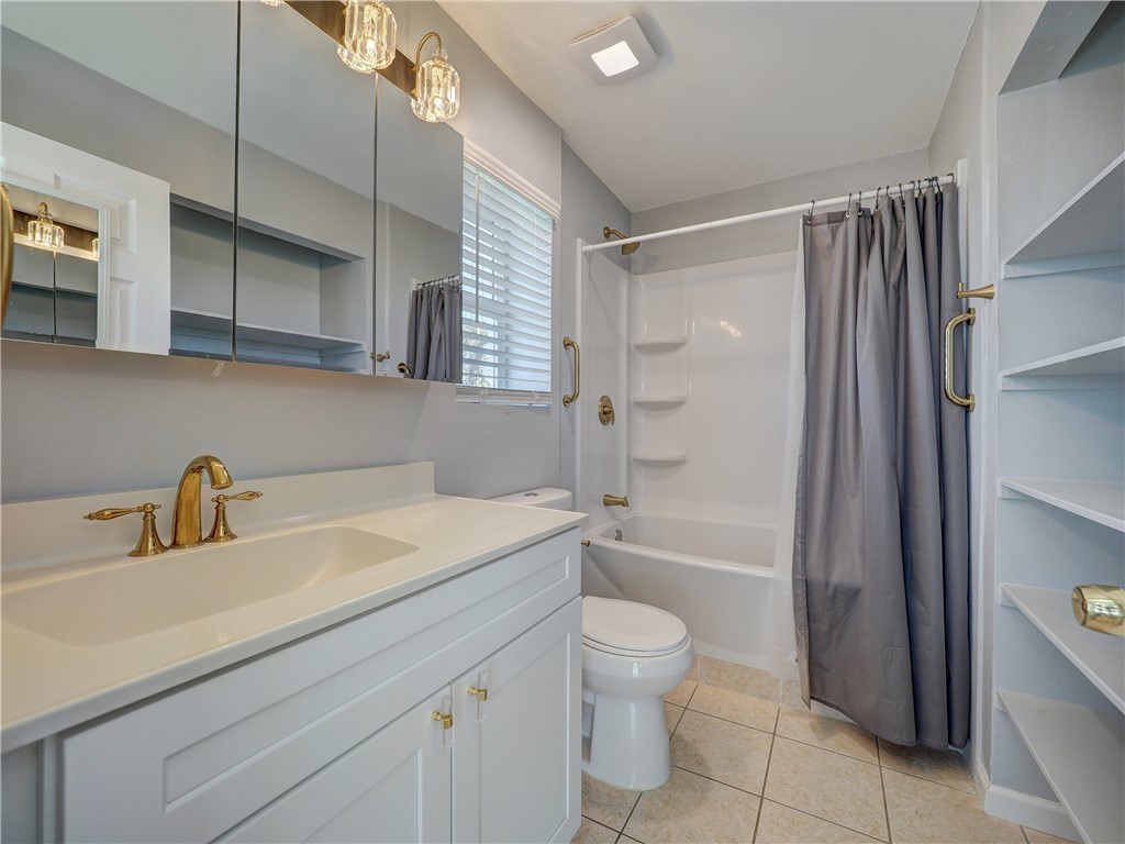 210 Causeway Drive Portland, TX 78374 - Photo 24 of 33 Primary Bath