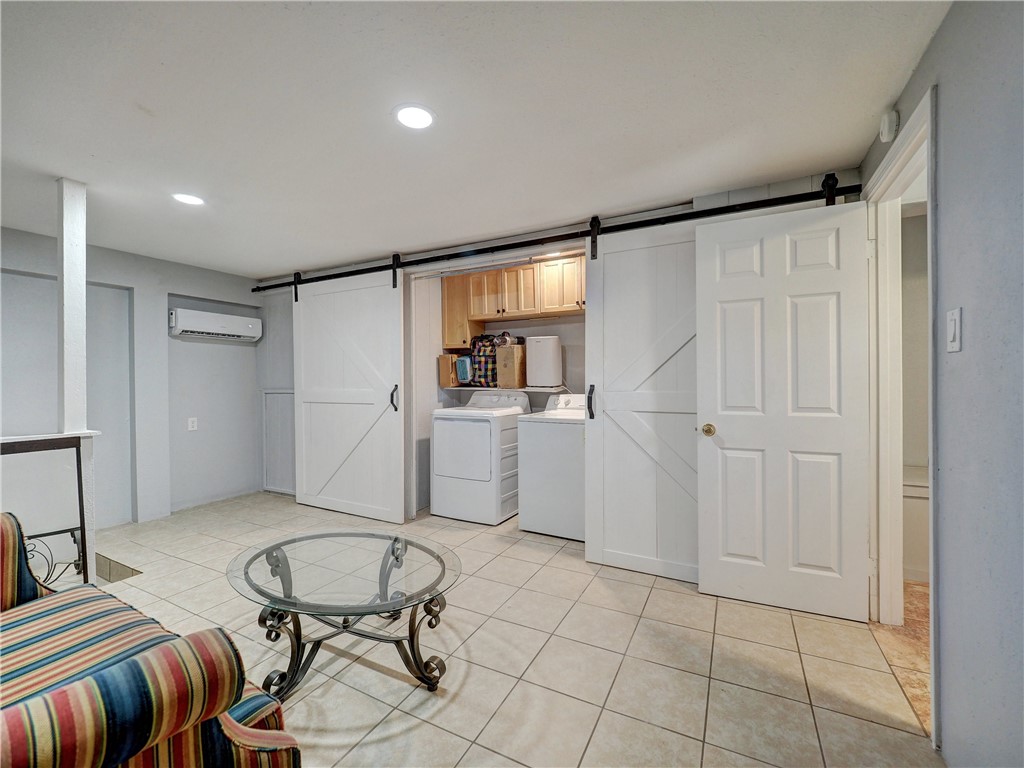 210 Causeway Drive Portland, TX 78374 - Photo 28 of 33 Laundry