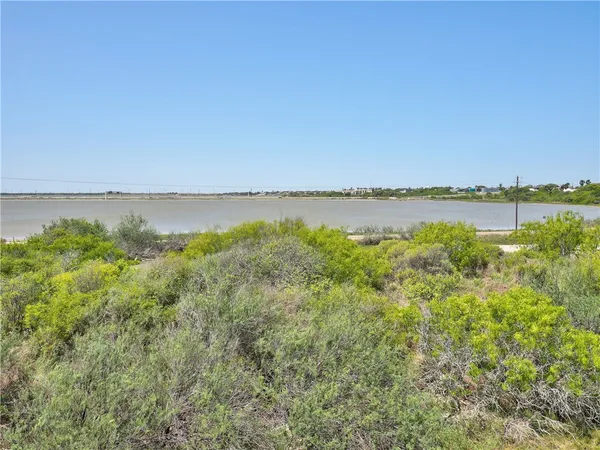$2,300 | 210 Causeway Drive, Portland, TX 78374
