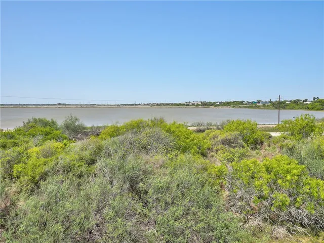 $2,300 | 210 Causeway Drive, Portland, TX 78374