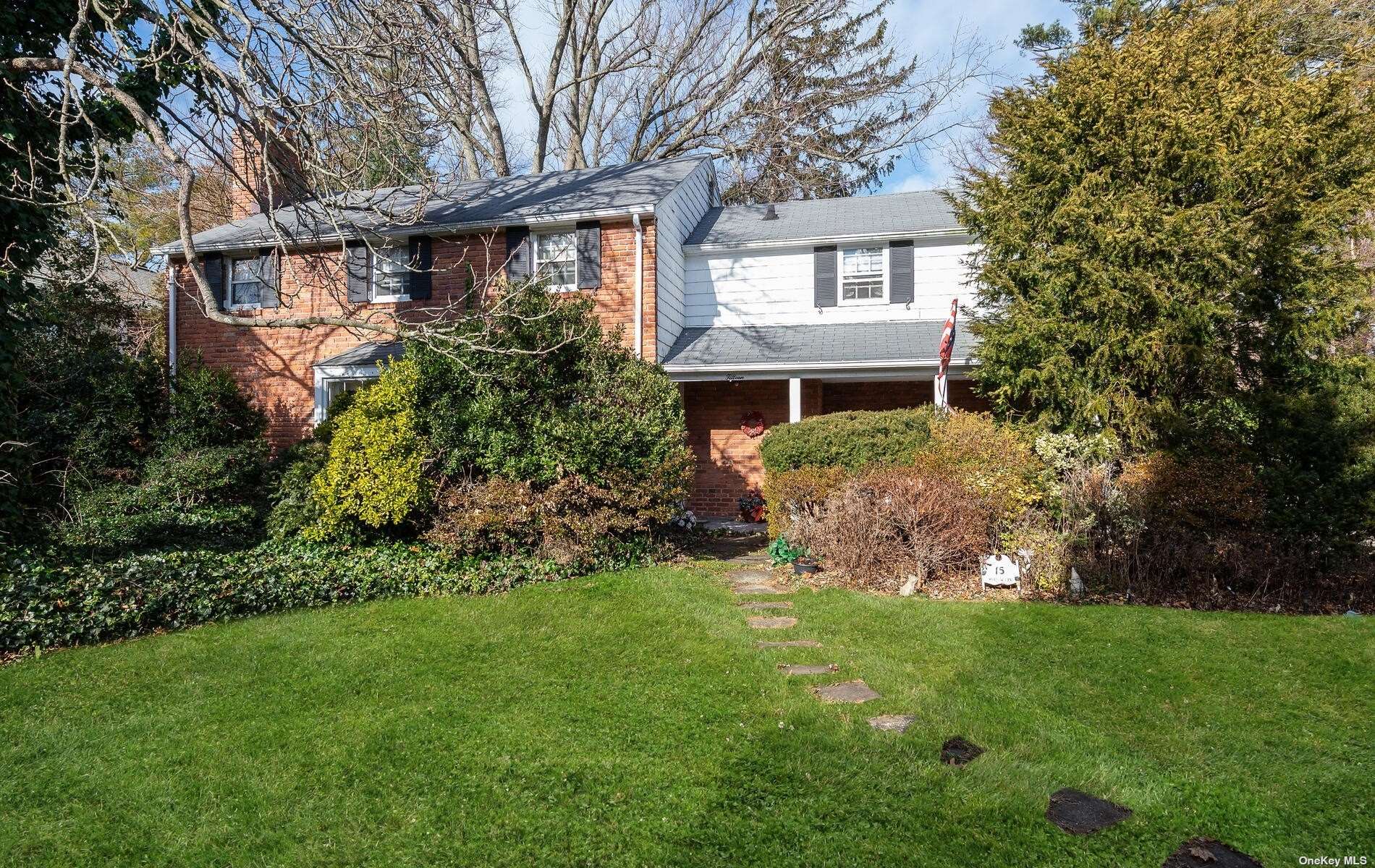 a view of front of a house with a yard