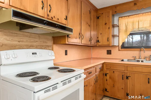 $344,000 | 6 Saunders Lane, Prospect, CT 06712
