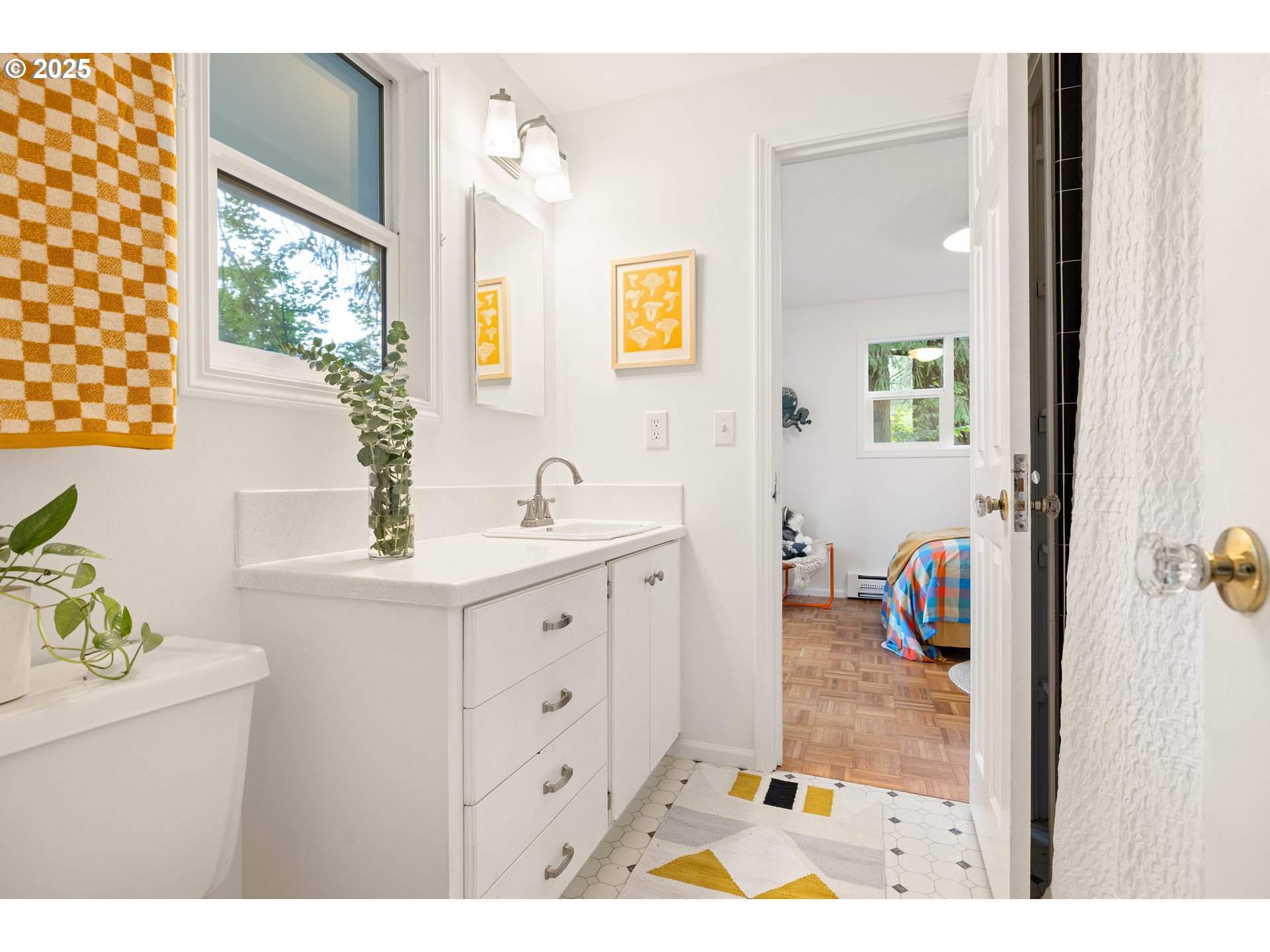 5260 Southwest Alfred Street Portland, OR 97219 - Photo 29 of 48 Bathroom