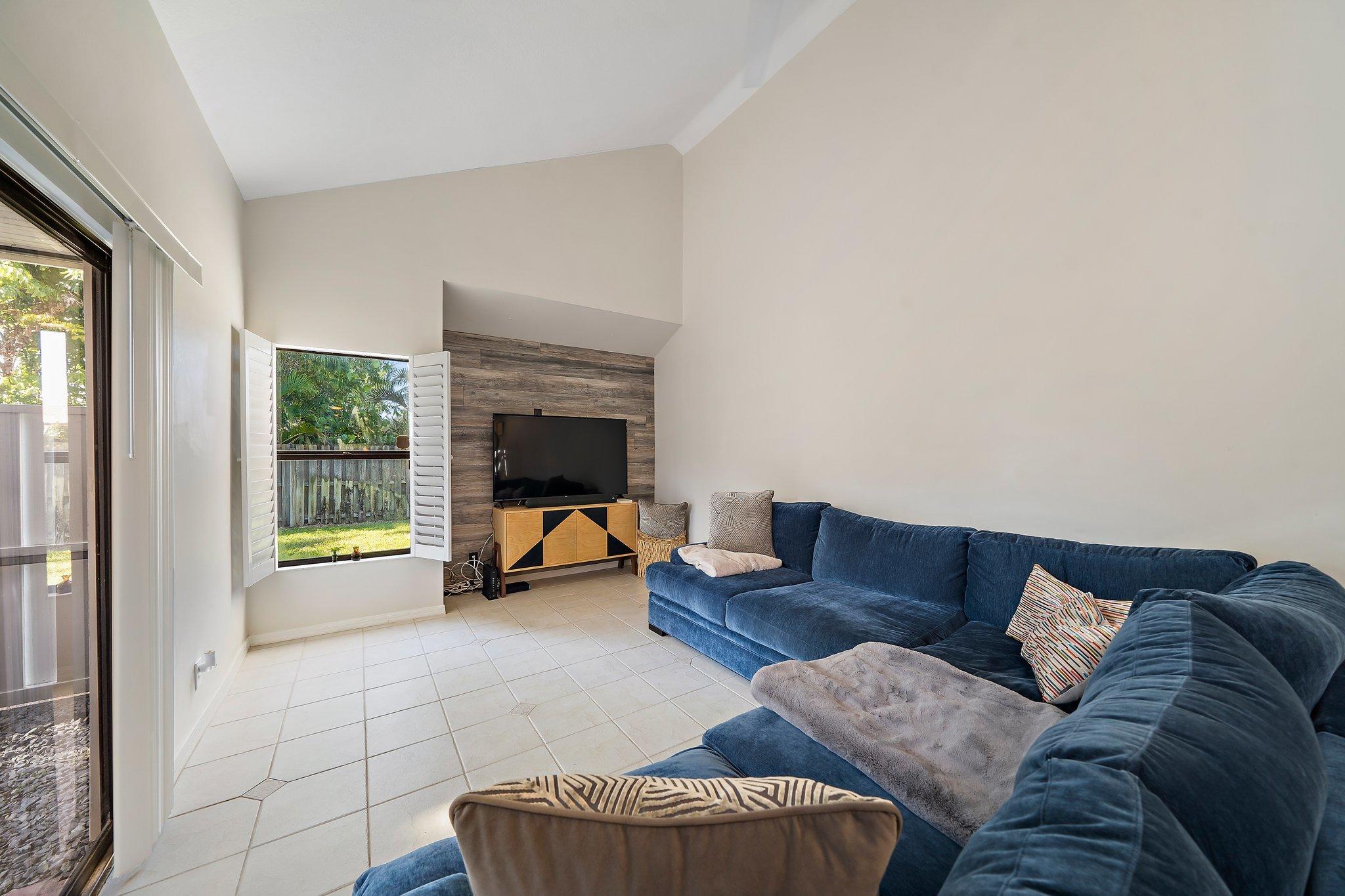 301 Summerwinds Lane Jupiter, FL 33458 - Photo 10 of 38 010-301SummerWindsLn-Jupiter-FL-SMALL