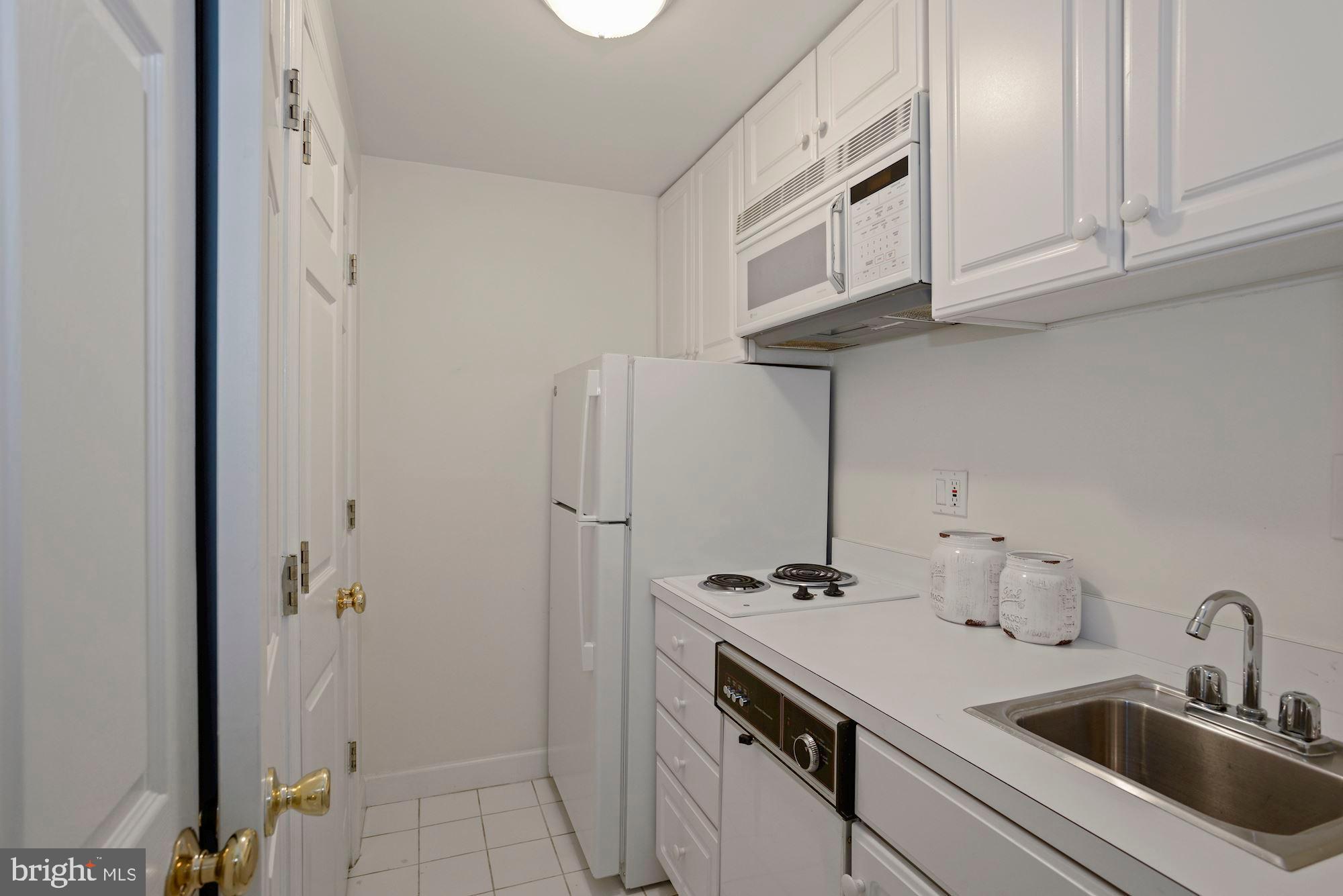 3644 Reservoir Road Northwest Washington, DC 20007 - Photo 25 of 27 Kitchenette on lower level floor with washer/dryer