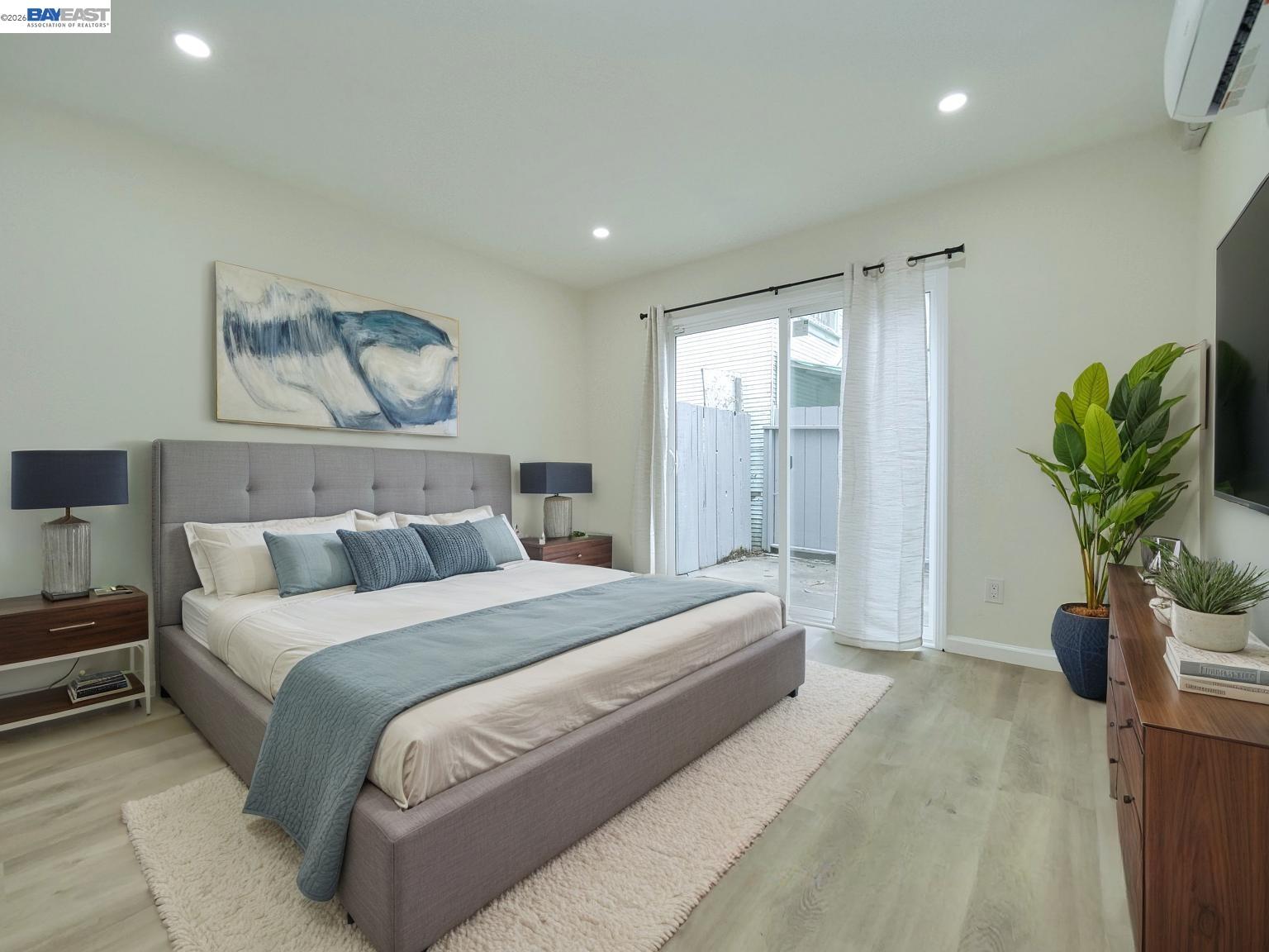 622 Alice Street Oakland, CA 94607 - Photo 15 of 46 Ground Unit_Bedroom 1 | Furnitures and decores are virtually staged.
