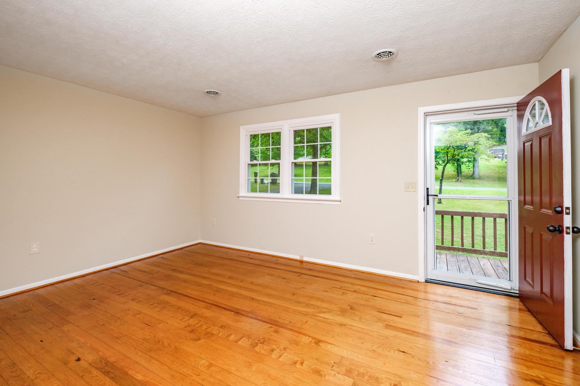 284 Flat Rock Road Waynesboro, VA 22980 - Photo 4 of 34 Gallery Image 4