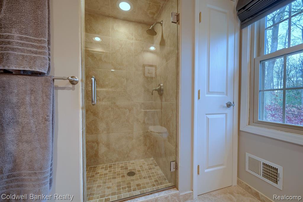 29314 Parkside Farmington Hills, MI 48331 - Photo 25 of 39