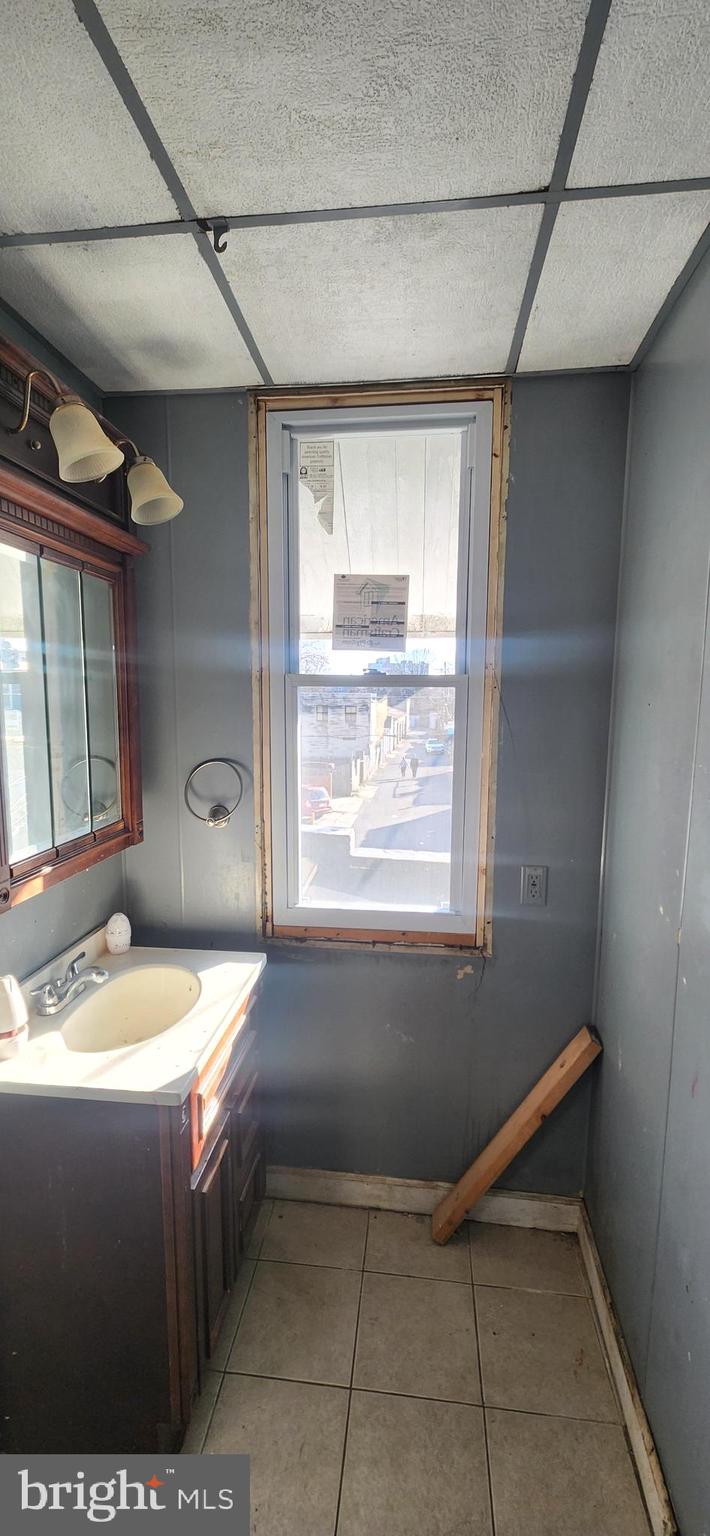 120 West Buttonwood Street Reading, PA 19601 - Photo 11 of 21 a bathroom with a tub a sink and mirror
