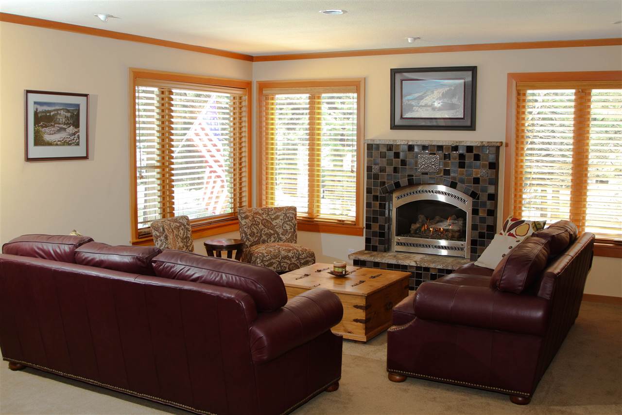 10570 Snowberry Road Truckee, CA 96161 - Photo 2 of 14 Gallery Image 2