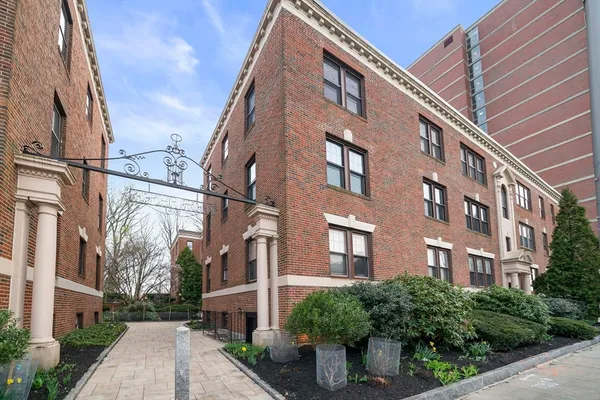 $725,000 | 1986 Commonwealth, Unit 2, Boston, MA 02135